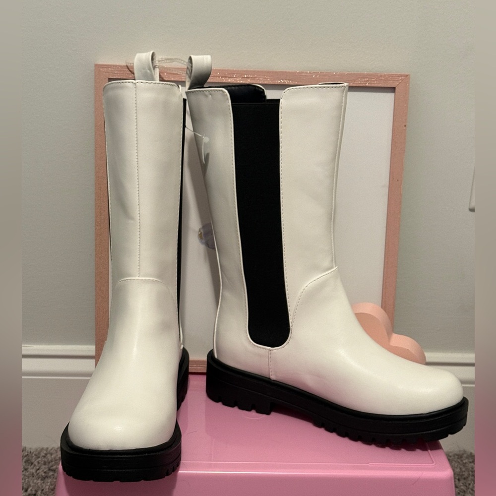 💖NWT Soda White and Black Heeled Boots 👢size 8.5